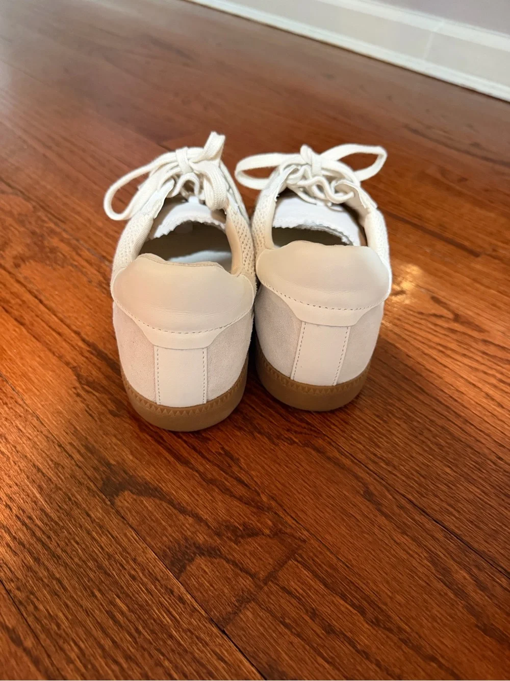 Cream Lace-Up Casual Dolce Vita Sneakers